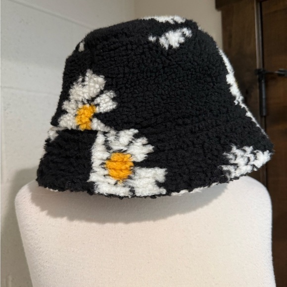 Forever 21 Daisy Sherpa Floral Black Bucket Hat - Picture 2 of 6